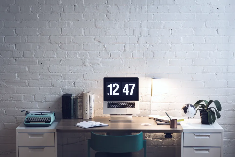 Bureau avec une horloge numérique affichant l'heure
