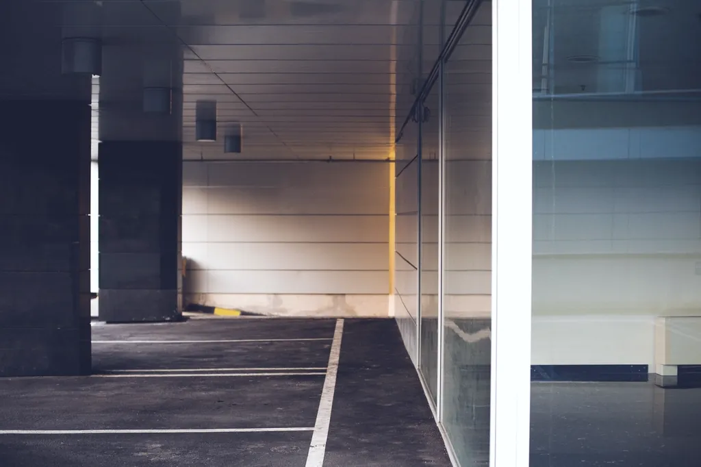 Intérieur d'un immeuble de bureaux aux lignes épurées